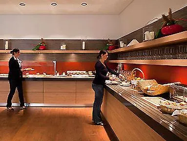 Ibis Hauptbahnhof מלון 3*