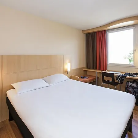 Ibis Hauptbahnhof מלון 3*